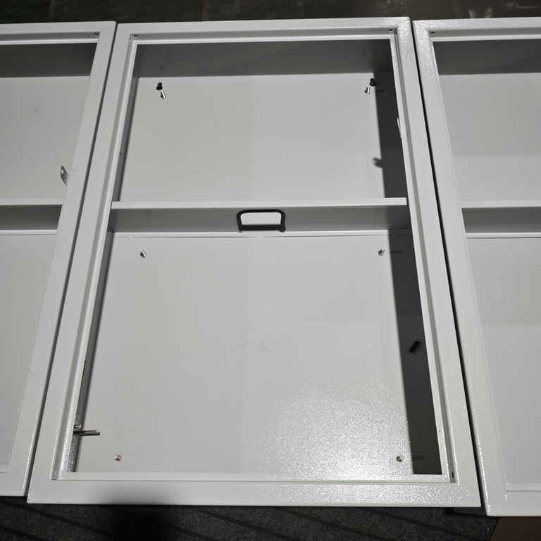 Ouyue Electric hat ein doppelschichtiges, getrenntes Verteilerkastengehäuse aus Metall auf den Markt gebracht: Mit getrennten Stark- und Schwachstromzonen und vorinstallierten Bolzen verkürzt es die Montagezeit für komplette Sets