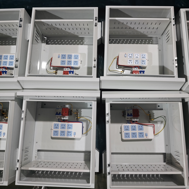 Echte Massenproduktionsfotos des regensicheren Verteilerkastens von Ouyue Electric für den Außenbereich: Eine Darstellung des gesamten Prozesses vom Blechgehäuse bis zur kompletten Maschinenmontage