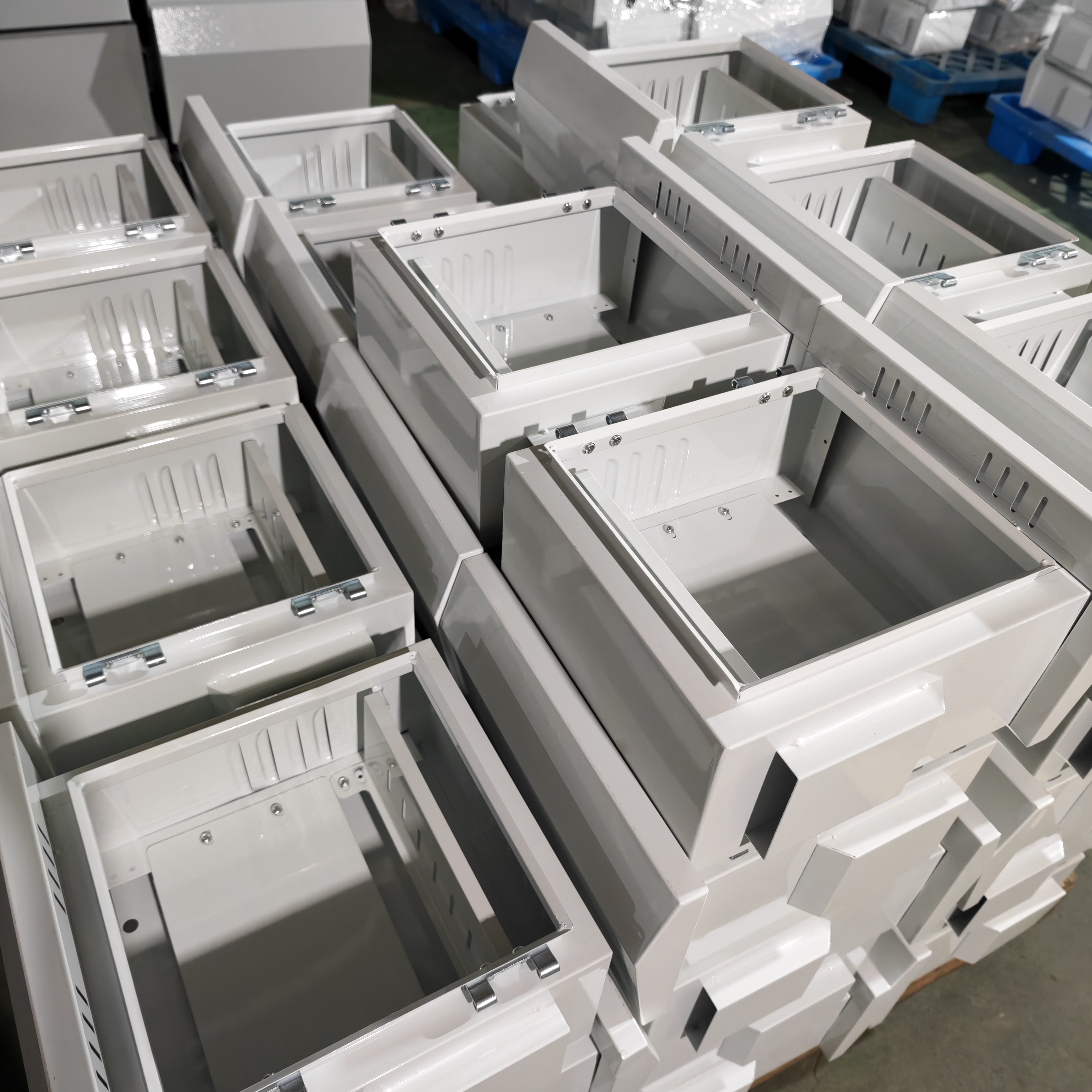 Die regensicheren Außenüberwachungsboxen von Ouyue Electric werden in Chargen zusammengebaut und stehen kurz vor dem Versand nach Brasilien